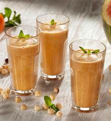 Smoothie de sandía, avellana y hierbabuena