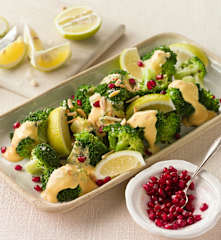 Gedämpfter Brokkoli mit Cheddar Chili Cheese Sauce