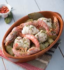 Rape y gambones con patatas al ajillo