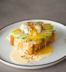 Huevos benedict con aguacate y holandesa de azafrán