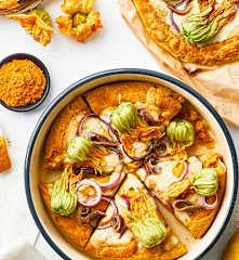 Kurkuma-Pizza mit Sardellen, Zucchiniblüten und Zwiebeln