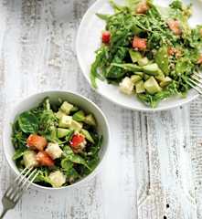 Insalata di quinoa con pomodori e spinaci