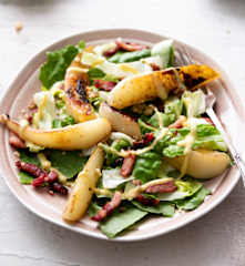 Ensalada de pera y tocino con aderezo de mostaza