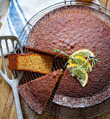 Gâteau aux noisettes, romarin et miel
