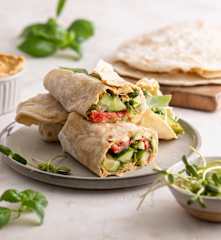 Wrapy z hummusem i warzywami