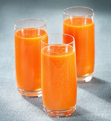 Zumo integral de mango, naranja y fresa