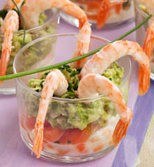 Vasitos de salmón, gambas, aguacate y queso fresco