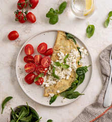 Omlet z fetą i szpinakiem