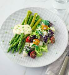 Frühlingssalat mit Roquefort-Dressing