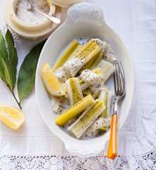 Pochierter Porree mit Senf-Vinaigrette