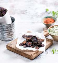 Chipsy z fioletowych ziemniaków z dipem pietruszkowym