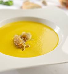 Crema de merluza y zanahorias con pan de ajo