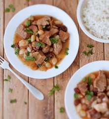 Sauté de filet mignon aux petits oignons vinaigrés, sirop d'érable et raisin secs