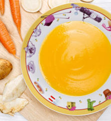 Polévka s mrkví, petrželí, celerem a bramborem