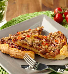 Tuňáková pizza s olivami