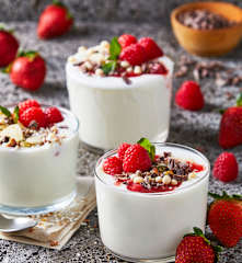 Yogur con compota de fresas e higos