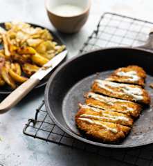 Katsu-Schnitzel mit gebackenen Kartoffeln, Wasabi-Dill-Dressing und Weißkohlsalat