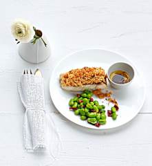 Lieu pané, fèves et tomates séchées
