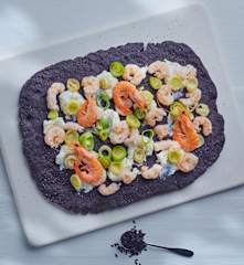 Pizza Gourmet nera con porri, stracchino e gamberetti