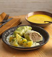 Karotten-Pastinaken-Suppe; Krautrouladen mit Erdäpfeln und Weißweinsauce