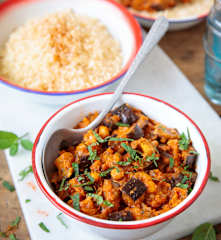 Ratatouille d'aubergines aux pois chiches, semoule parfumée