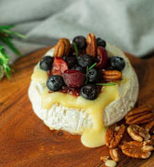 Queso al horno con mermelada de frutos silvestres y chía