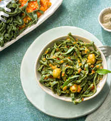 Tallarines de espirulina con salsa de verduras de verano