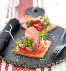 Sablé parmesan, concassé de tomate et jambon de Bayonne