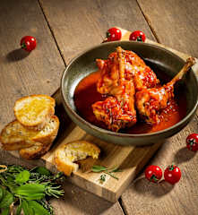 Kaninchen in Tomatensauce