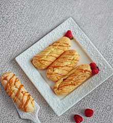 Éclair con crema pasticcera e caramello