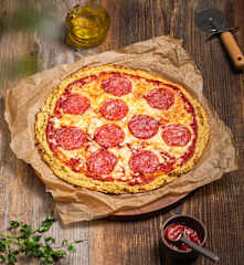 Pizza kalafiorowa z kiełbasą pepperoni