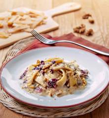Mezze pappardelle di riso e ceci con radicchio, Gorgonzola e noci