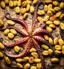 Pulpo asado con ñoquis y pimientos en mojo verde