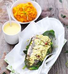 Papillote de bar aux épinards, sauce curcuma et purée de carotte