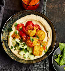 Falafel-Hummus-Bowl mit Aprikosen-Chili-Sauce