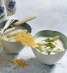 Velouté d'asperges et tuiles de fromage