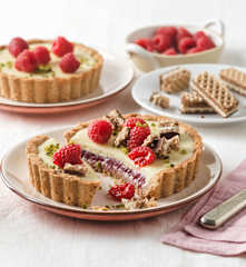 Mini Tarteletts mit weißer Schokolade und Himbeeren