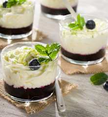 Postre de queso con coulis de arándanos