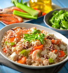 Orzo e pesce in insalata