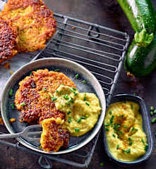 Süßkartoffel-Zucchini-Rösti mit Cashewdip