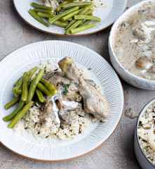 Cuisses de poulet et sauce aux champignons avec du riz sauvage