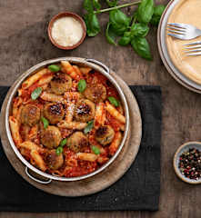 Pulpety z soczewicy z makaronem w sosie pomidorowym