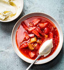 Soupe froide de fraises et rhubarbe, quenelle de crème fouettée