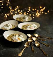 Risoto de orzo com cogumelos, favas e ovo escalfado