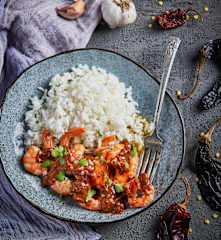 Camarones salteados a los tres chiles