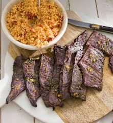 Entraña adobada con cuscús de aceitunas y tomate seco