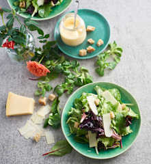 Salada de alface com molho caesar