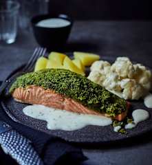 Lachsfilet mit Petersilienkruste und Dampfkartoffeln