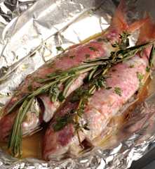 Salmonetes en papillote con guarnición de verduras