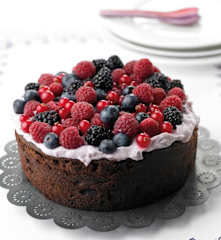 Bolo de chocolate sem farinha com frutos silvestres